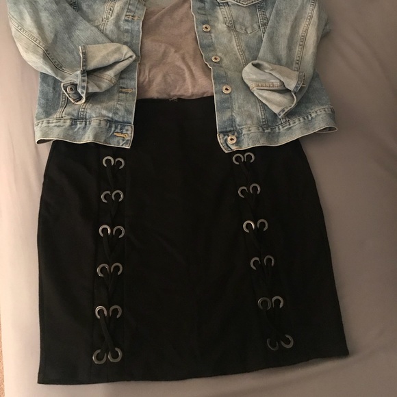 Forever 21+ skirt with crisscrossed details - Picture 1 of 3